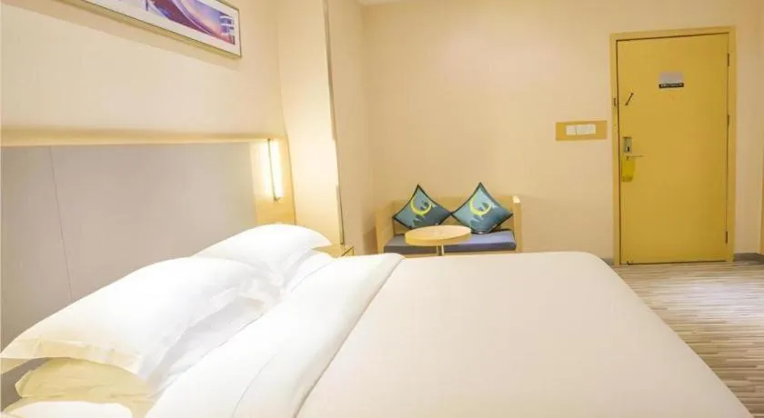 Bed in City Comfort Inn Fangcheng Qunxing Avenue