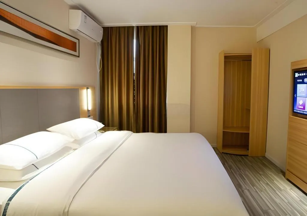 Bed in City Comfort Inn Huanggang Tuanfeng Passenger