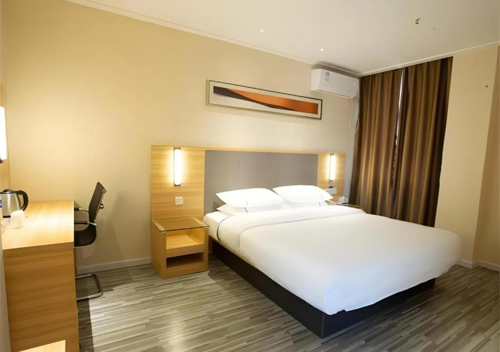 Bed in City Comfort Inn Huanggang Tuanfeng Passenger