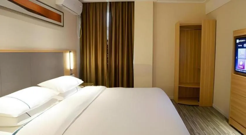 Bed in City Comfort Inn Huanggang Tuanfeng Passenger