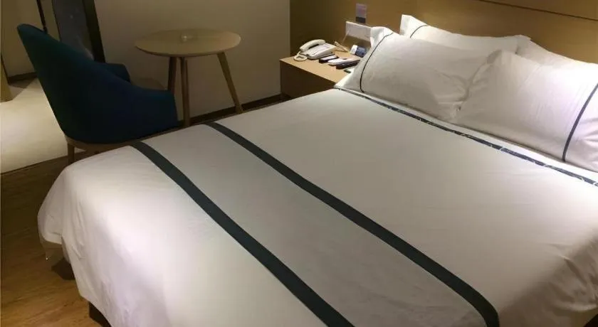 Bed in City Comfort Inn Zhuhai Qinglv Middle Road Riyuebei Grand Theater
