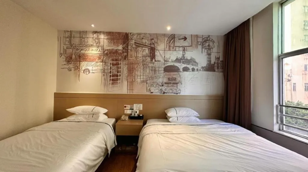 Bed in City Comfort Inn Zhuhai Qinglv Middle Road Riyuebei Grand Theater