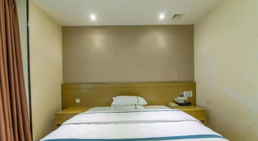 Bed in City Comfort Inn Zhuhai Qinglv Middle Road Riyuebei Grand Theater