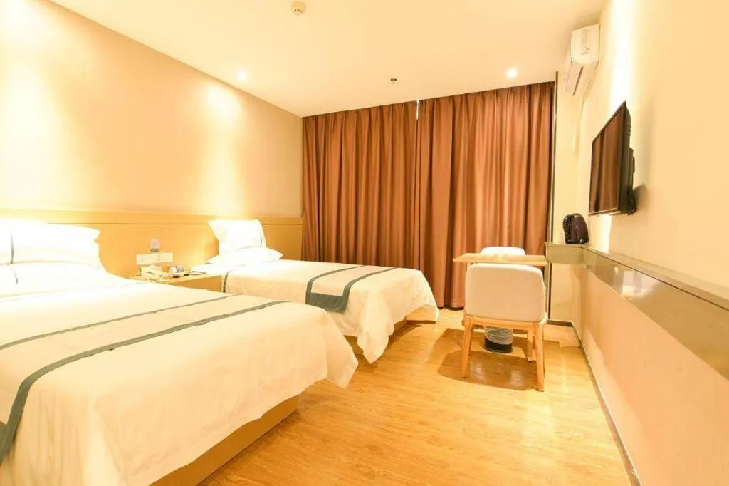 Bed in City Comfort Inn Zhuhai Qinglv Middle Road Riyuebei Grand Theater