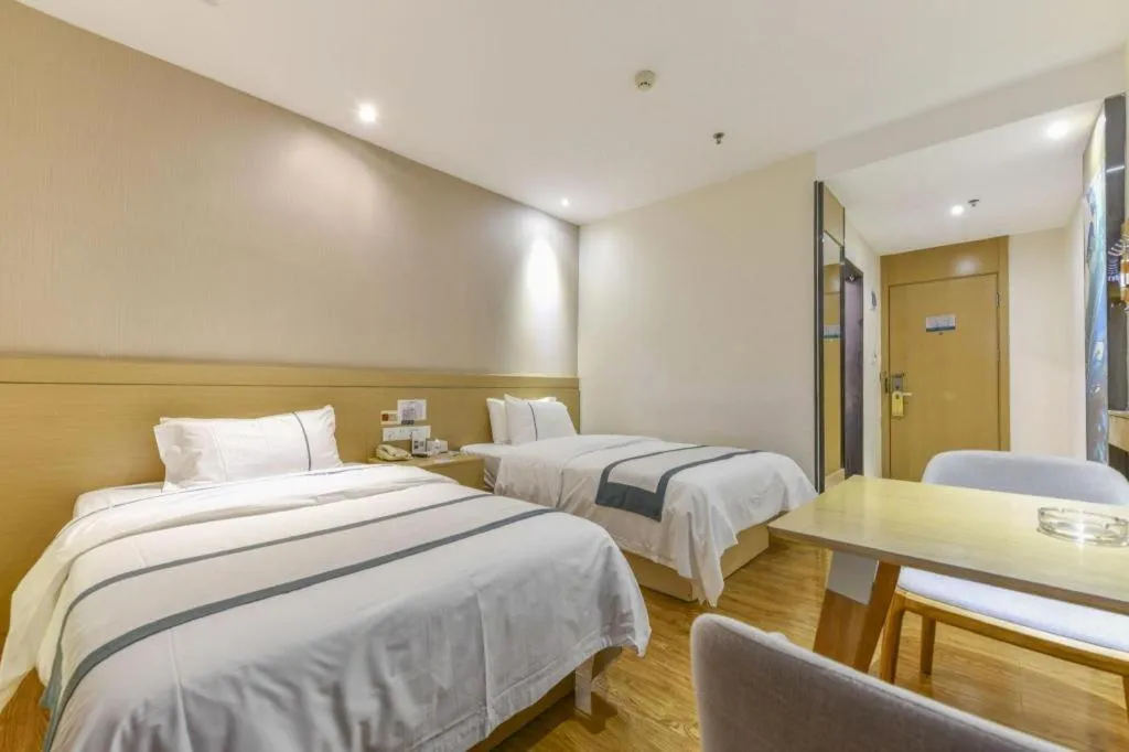 Bed in City Comfort Inn Zhuhai Qinglv Middle Road Riyuebei Grand Theater