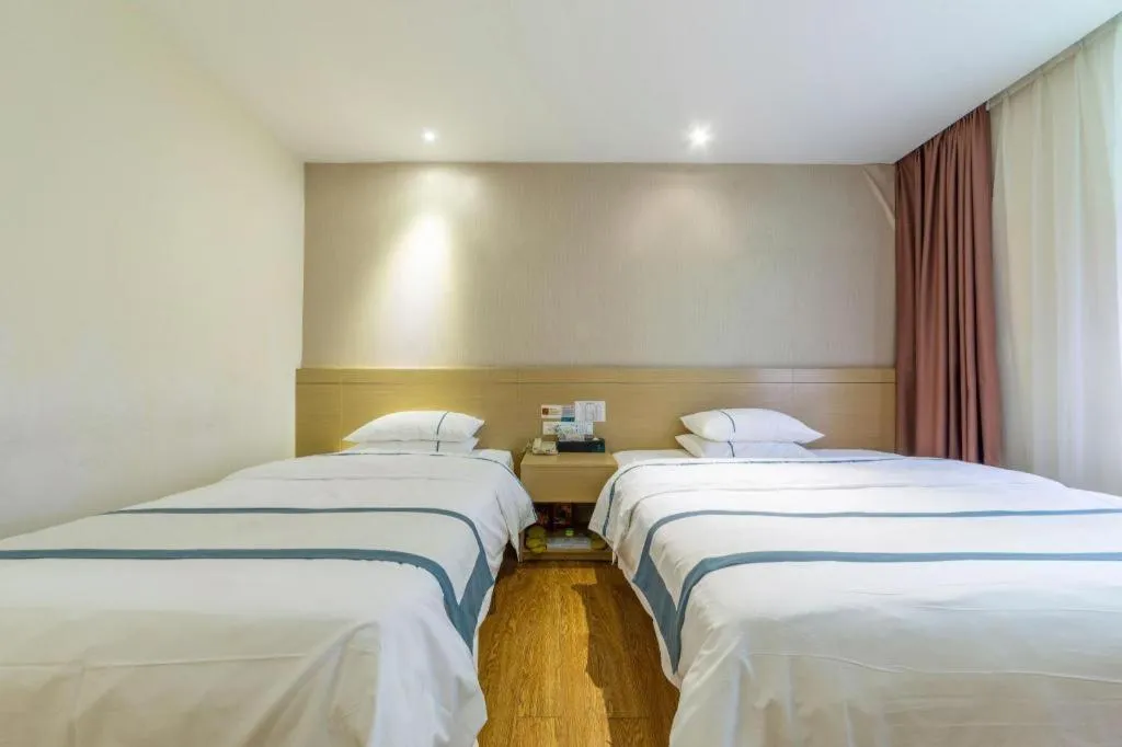 Bed in City Comfort Inn Zhuhai Qinglv Middle Road Riyuebei Grand Theater