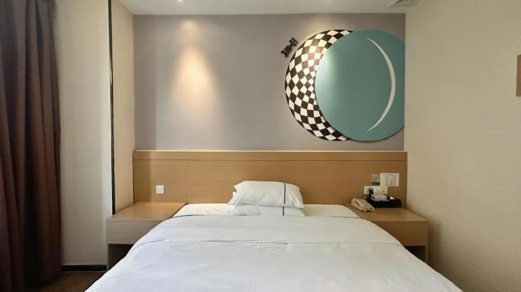Bed in City Comfort Inn Zhuhai Qinglv Middle Road Riyuebei Grand Theater