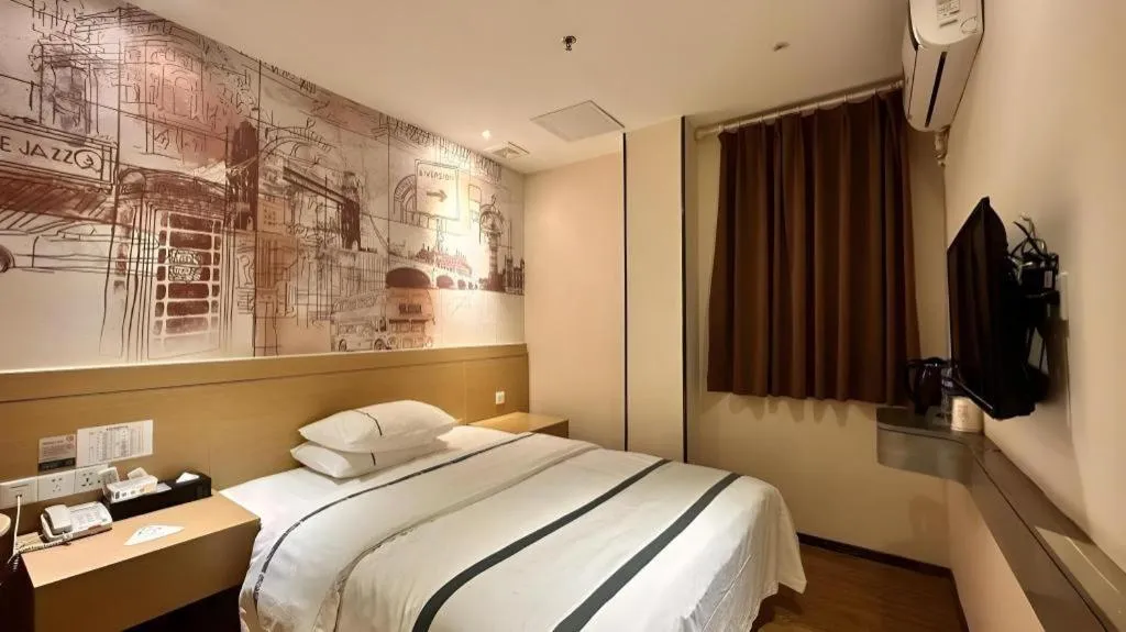 Bed in City Comfort Inn Zhuhai Qinglv Middle Road Riyuebei Grand Theater