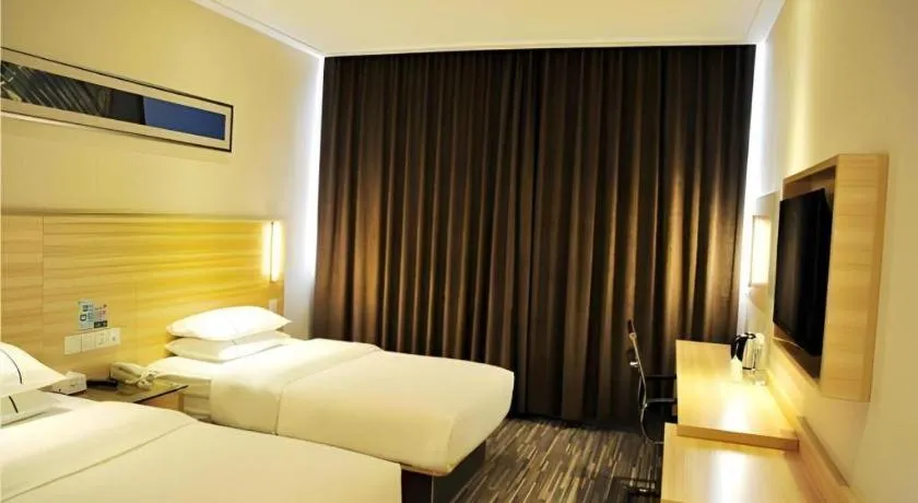 Bed in City Comfort Inn Jingmen Zhongjian Jinxiang Square
