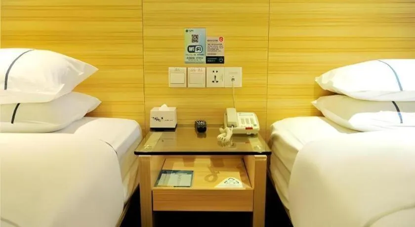 Bed in City Comfort Inn Jingmen Zhongjian Jinxiang Square