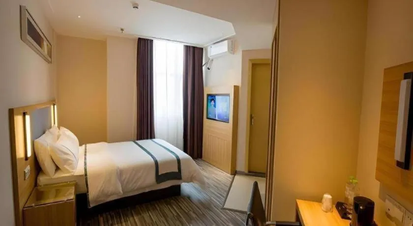 Bed in City Comfort Inn Deyang Shifang Yonghu Park