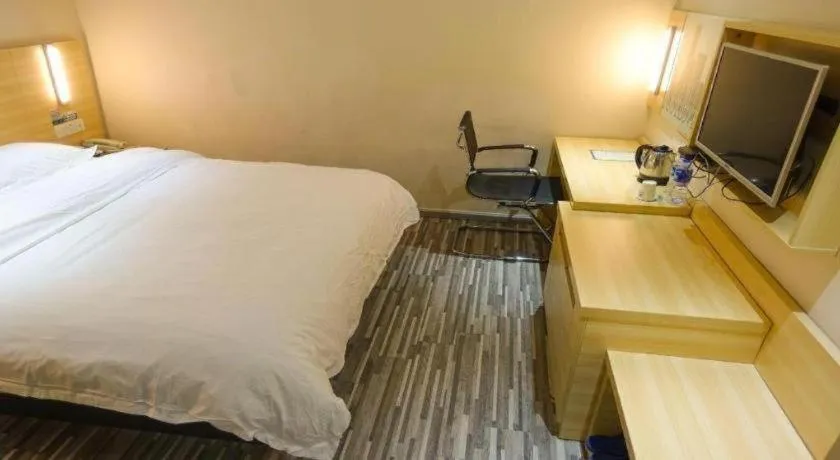 Bed in City Comfort Inn Huizhou Huiyang High-speed Railway Station