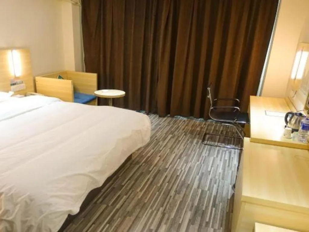 Bed in City Comfort Inn Huizhou Huiyang High-speed Railway Station
