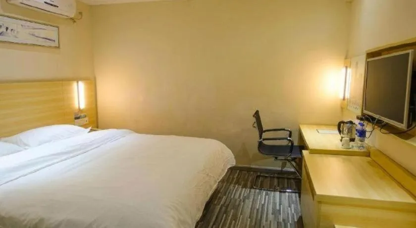 Bed in City Comfort Inn Huizhou Huiyang High-speed Railway Station