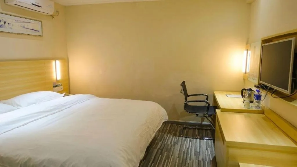 Bed in City Comfort Inn Huizhou Huiyang High-speed Railway Station