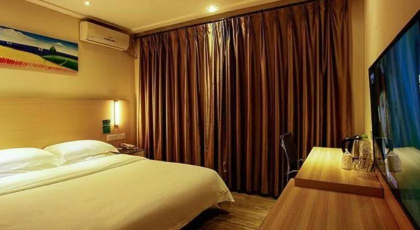 Bed in City Comfort Inn Wuzhou Arcade City Sanzongfu