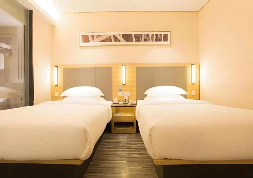 Bed in City Comfort Inn Wuzhou Arcade City Sanzongfu