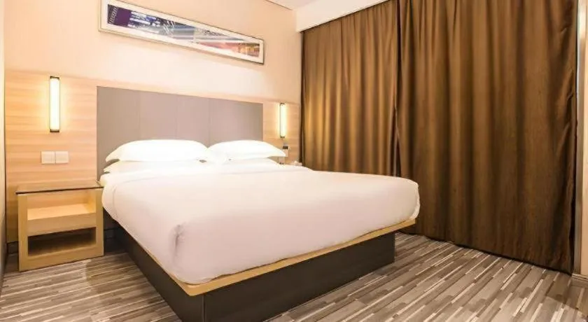 Bed in City Comfort Inn Wuzhou Arcade City Sanzongfu