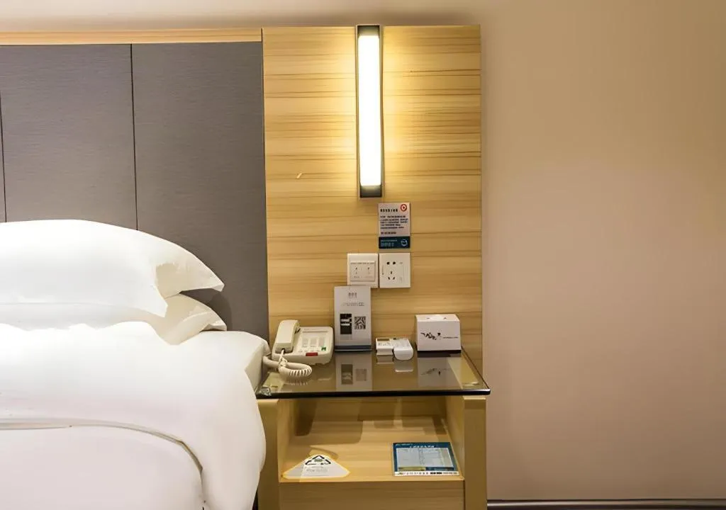 Bed in City Comfort Inn Wuzhou Arcade City Sanzongfu