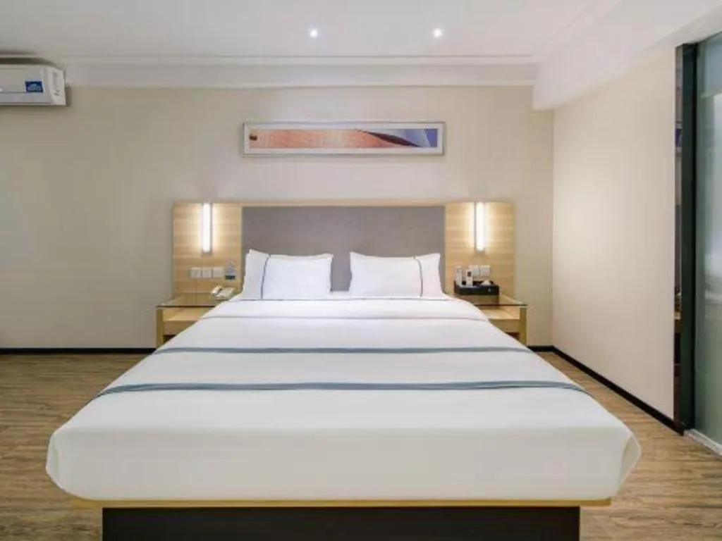 Bed in City Comfort Inn Wuzhou Arcade City Sanzongfu