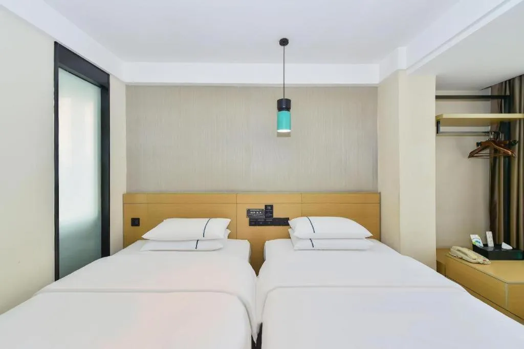 Bed in City Comfort Inn Guiyang North High Speed Railway Station