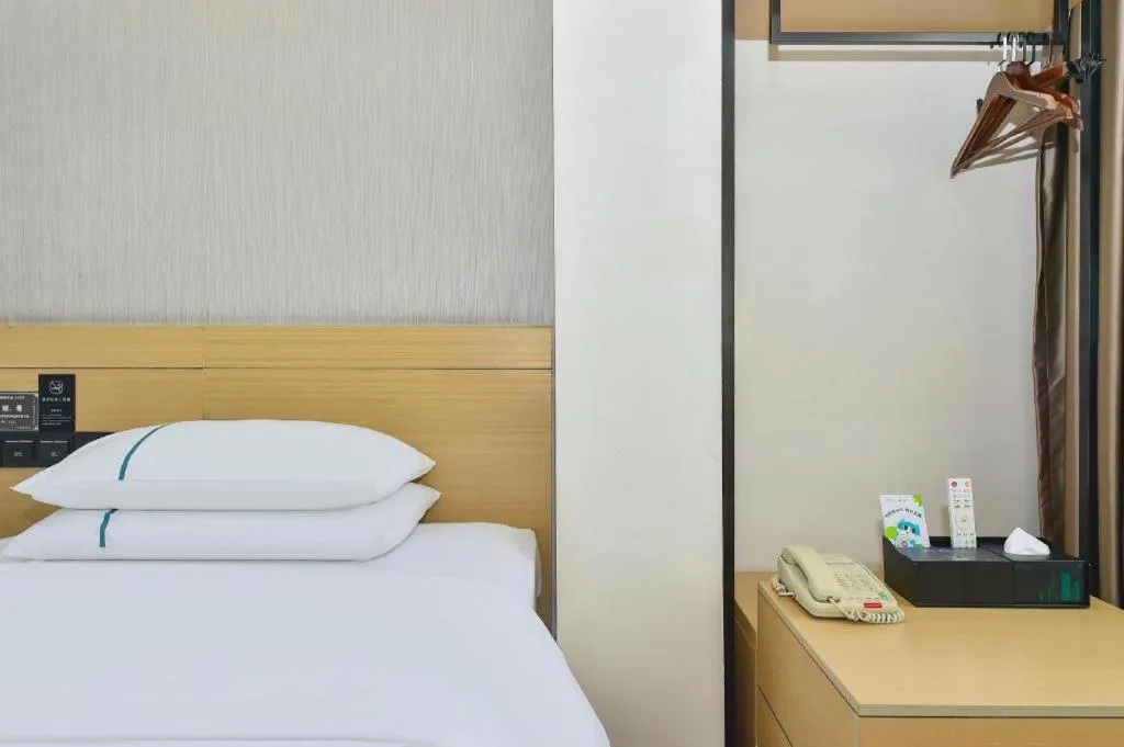 Bed in City Comfort Inn Guiyang North High Speed Railway Station