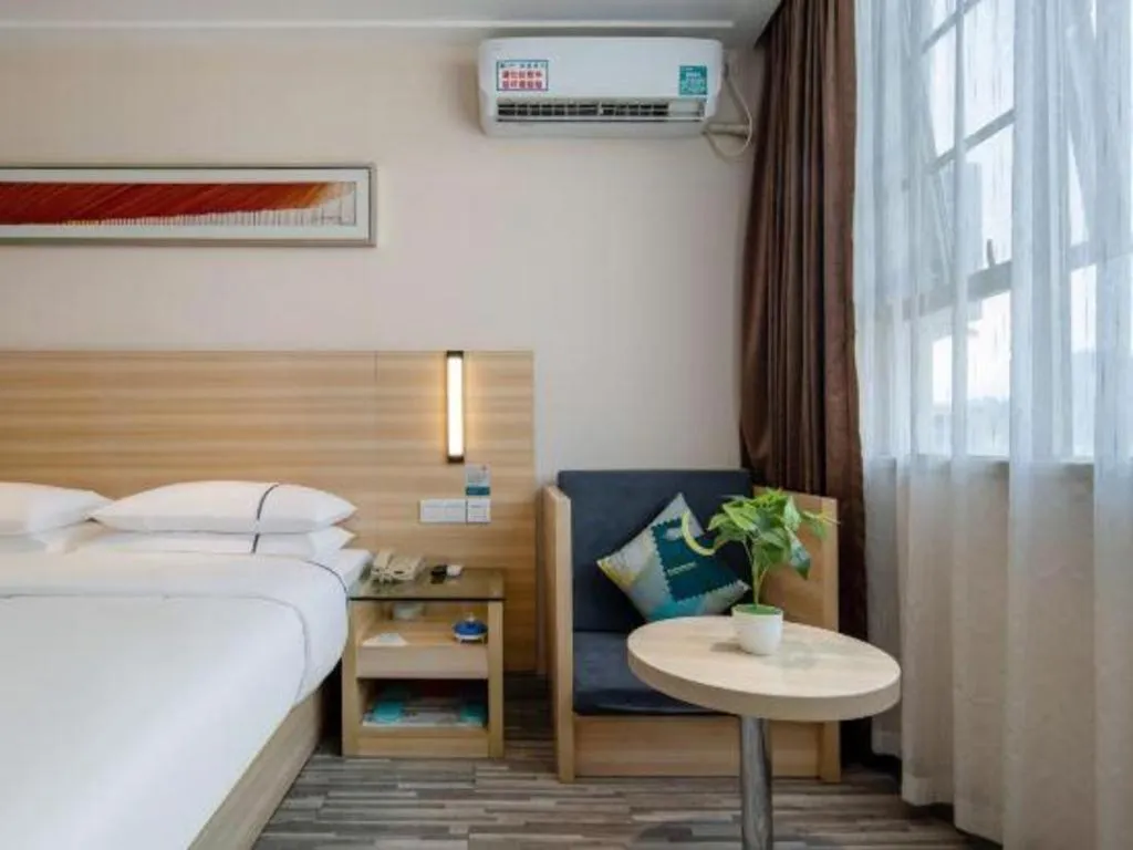 Bed in City Comfort Inn Hezhou High Speed Railway Station