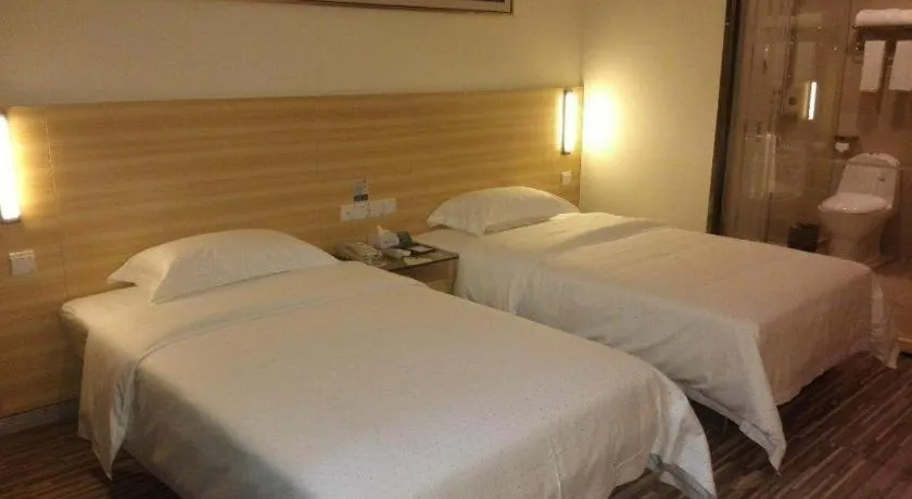 Bed in City Comfort Inn Huanggang Dongmen Road Wanda Plaza