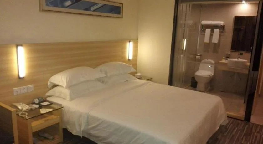 Bed in City Comfort Inn Huanggang Dongmen Road Wanda Plaza