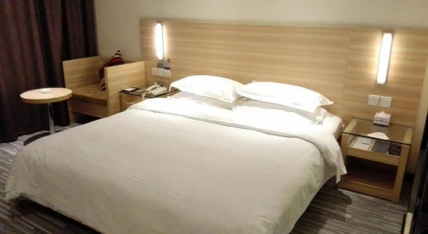 Bed in City Comfort Inn Huanggang Dongmen Road Wanda Plaza