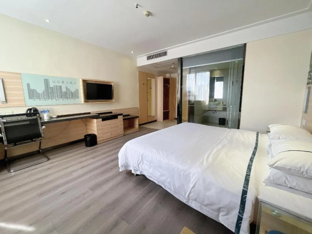 Bed in City Comfort Inn Huanggang Dongmen Road Wanda Plaza