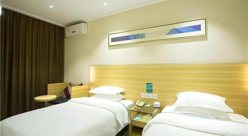 Bed in City Comfort Inn Huanggang Dongmen Road Wanda Plaza