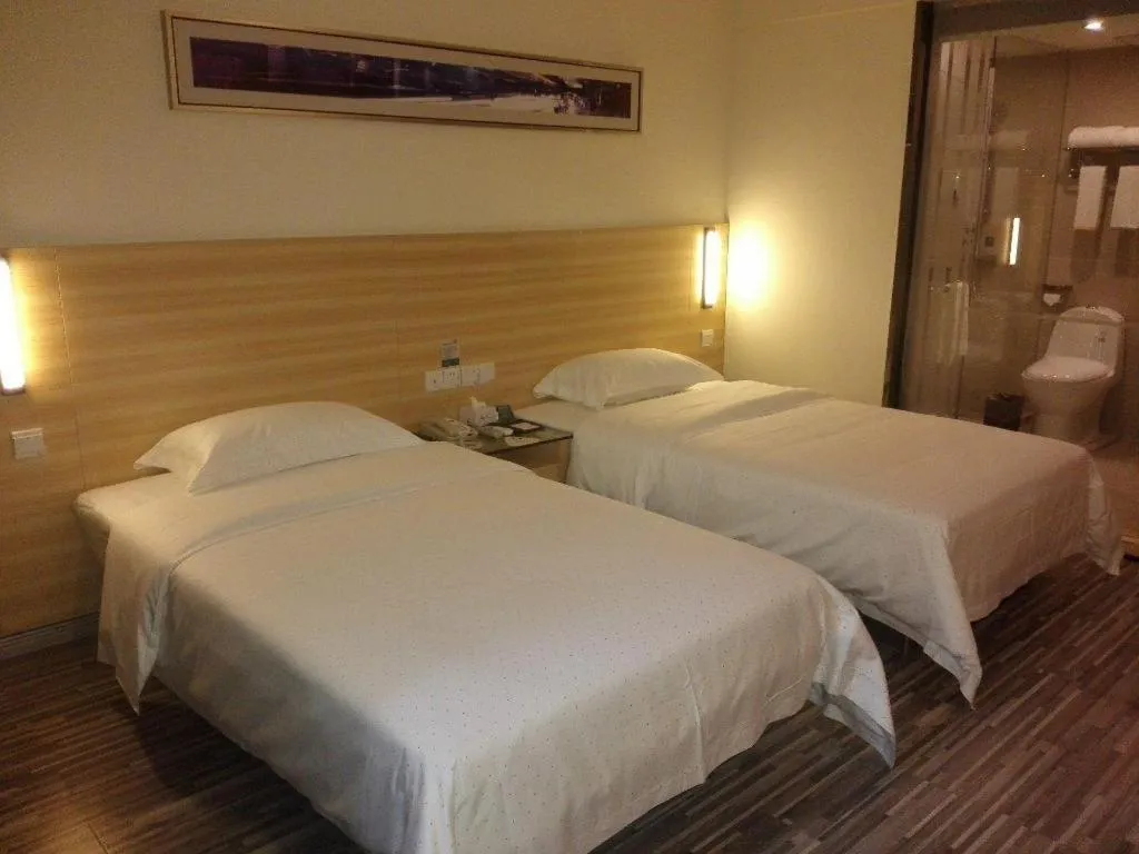Bed in City Comfort Inn Huanggang Dongmen Road Wanda Plaza