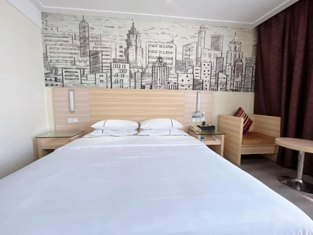 Bed in City Comfort Inn Huanggang Dongmen Road Wanda Plaza