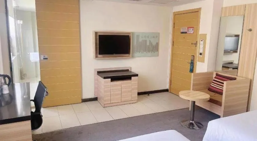 Bed in City Comfort Inn Huanggang Dongmen Road Wanda Plaza