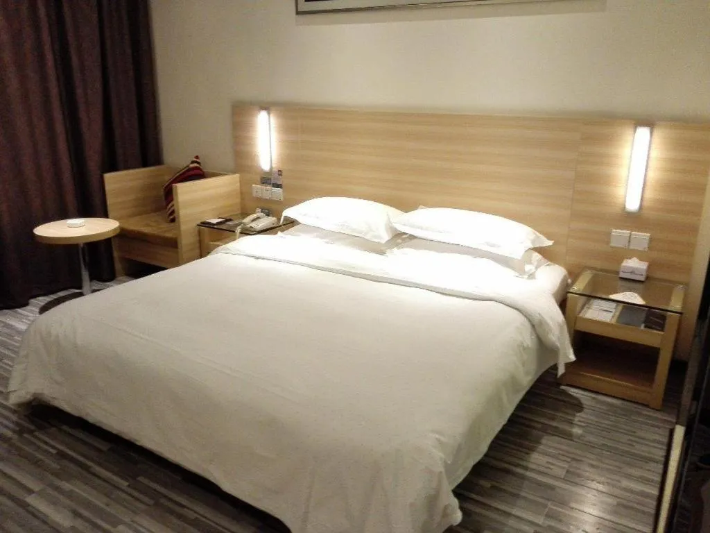 Bed in City Comfort Inn Huanggang Dongmen Road Wanda Plaza