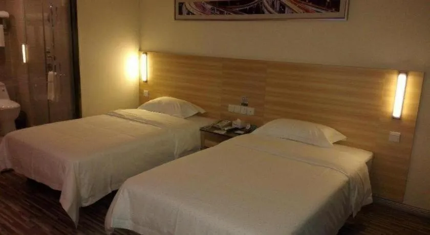 Bed in City Comfort Inn Huanggang Dongmen Road Wanda Plaza