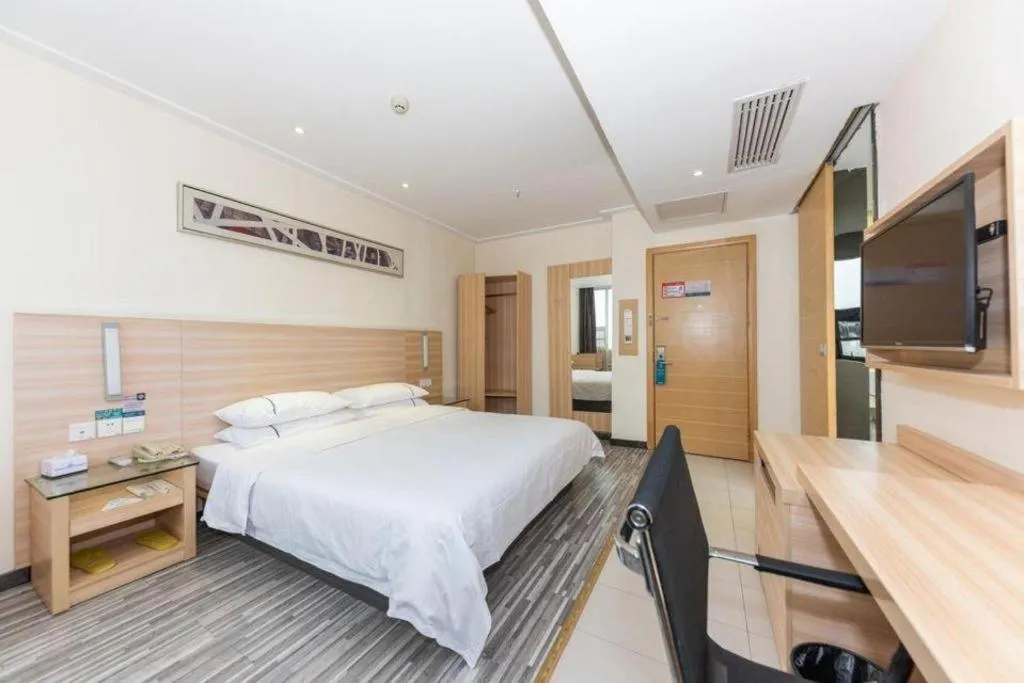 Bed in City Comfort Inn Huanggang Dongmen Road Wanda Plaza