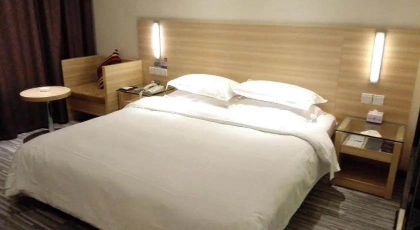 Bed in City Comfort Inn Huanggang Dongmen Road Wanda Plaza