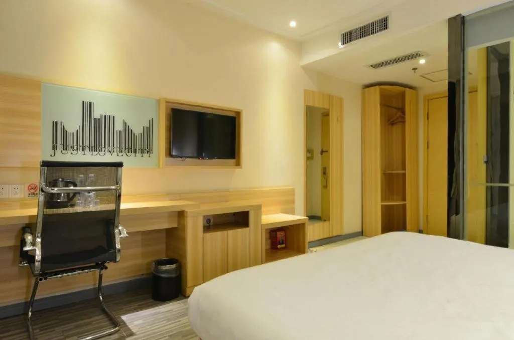 Bed in City Comfort Inn Wuhan Guanggu Finance Port