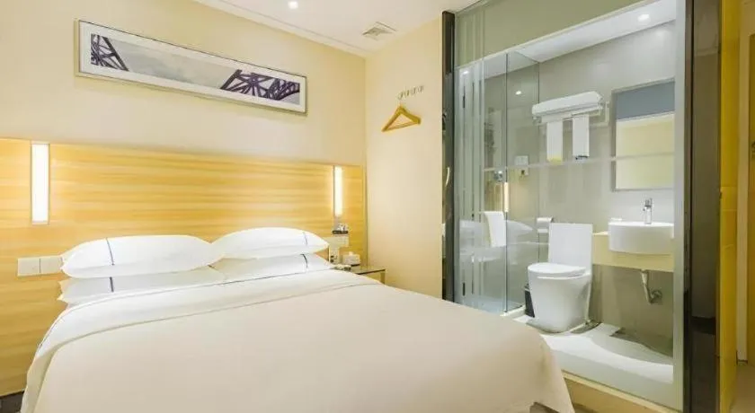 Bed in City Comfort Inn Zhuhai Hengqin Ocean Kingdom Huafa Shangdu