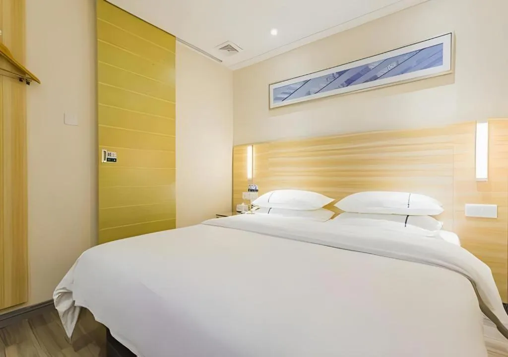 Bed in City Comfort Inn Zhuhai Hengqin Ocean Kingdom Huafa Shangdu