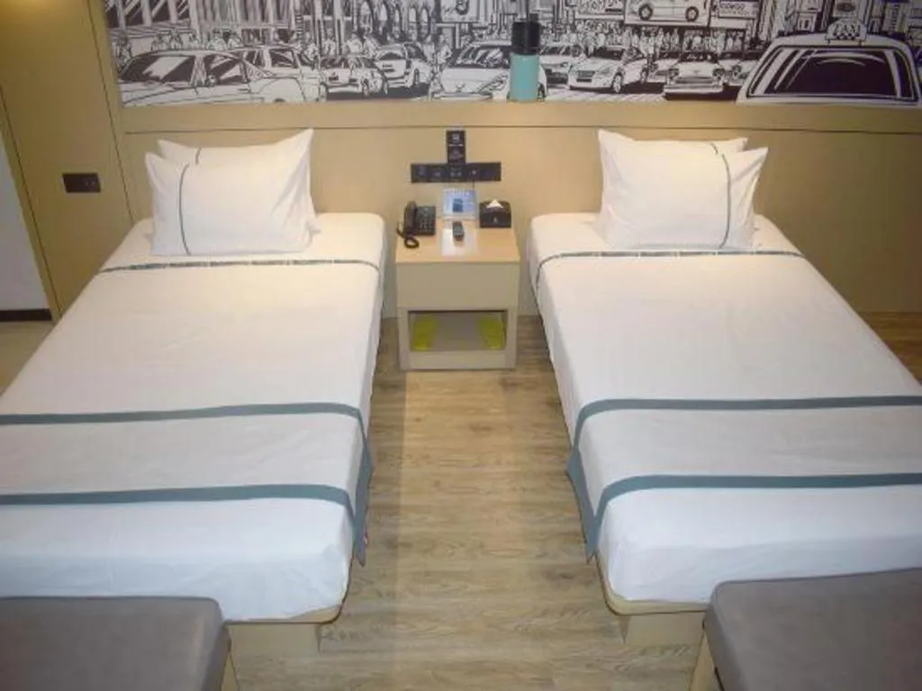 Bed in City Comfort Inn Meishan Wanda Plaza