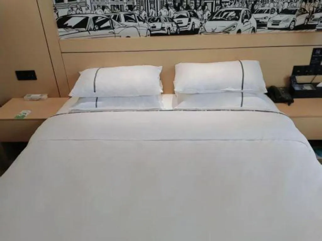 Bed in City Comfort Inn Meishan Wanda Plaza