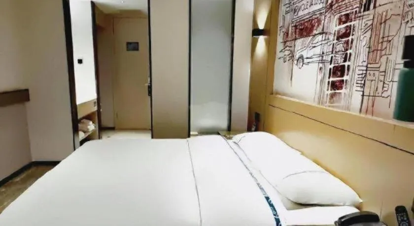 Bed in City Comfort Inn Meishan Wanda Plaza