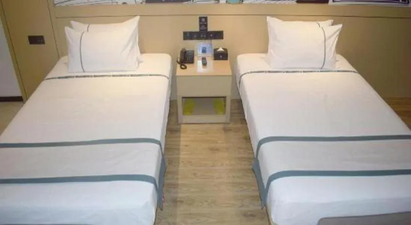 Bed in City Comfort Inn Meishan Wanda Plaza