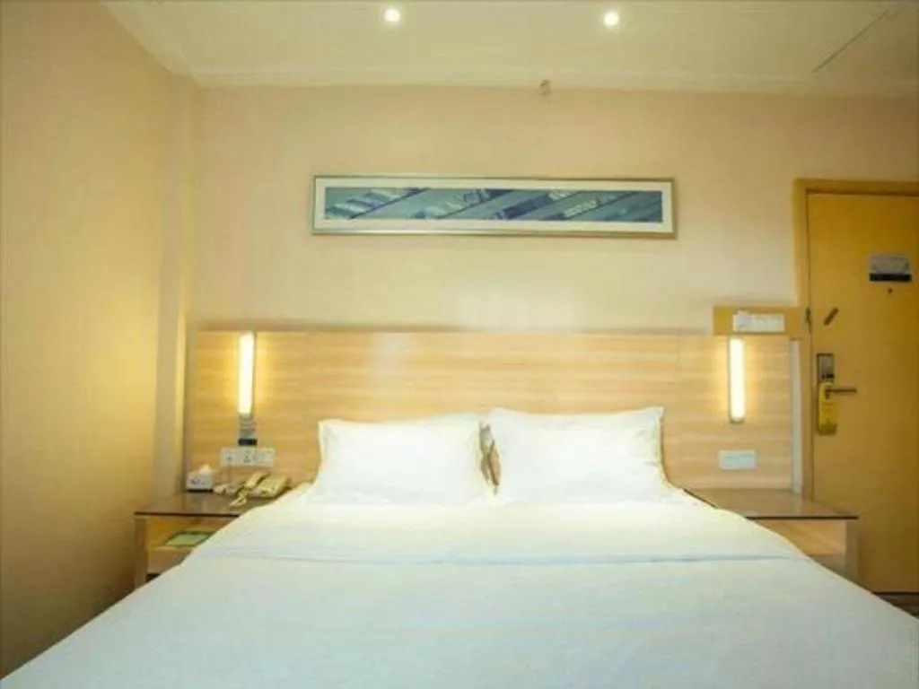 Bed in City Comfort Inn Guilin North High Speed Railway Station Square