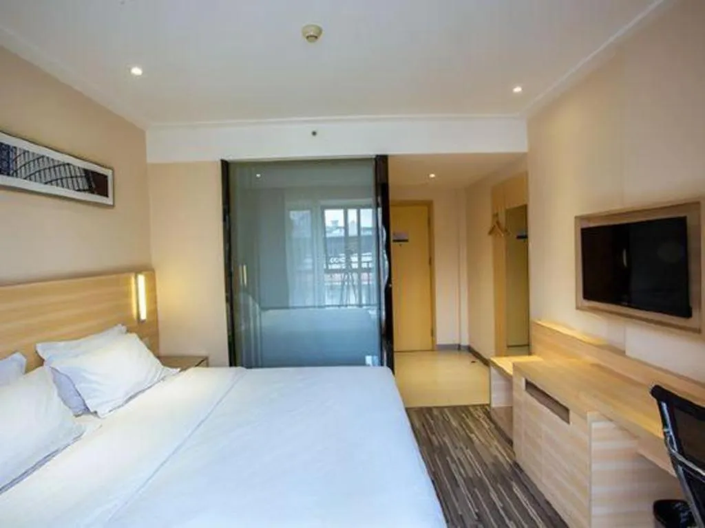 Bed in City Comfort Inn Guilin North High Speed Railway Station Square