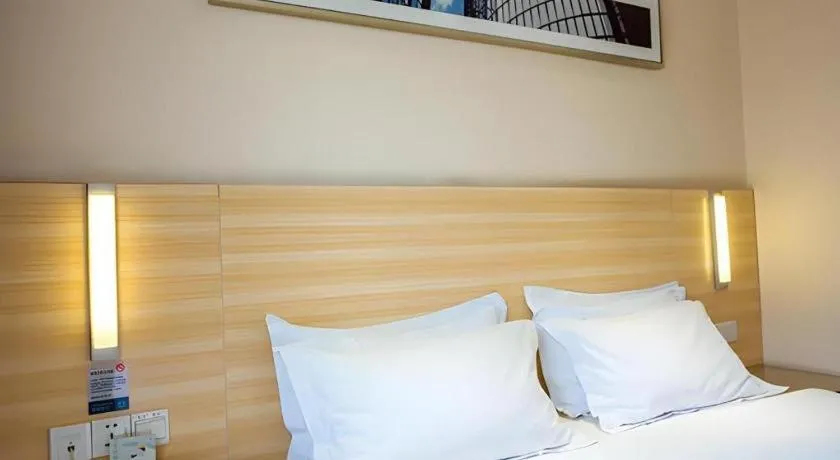 Bed in City Comfort Inn Guilin North High Speed Railway Station Square