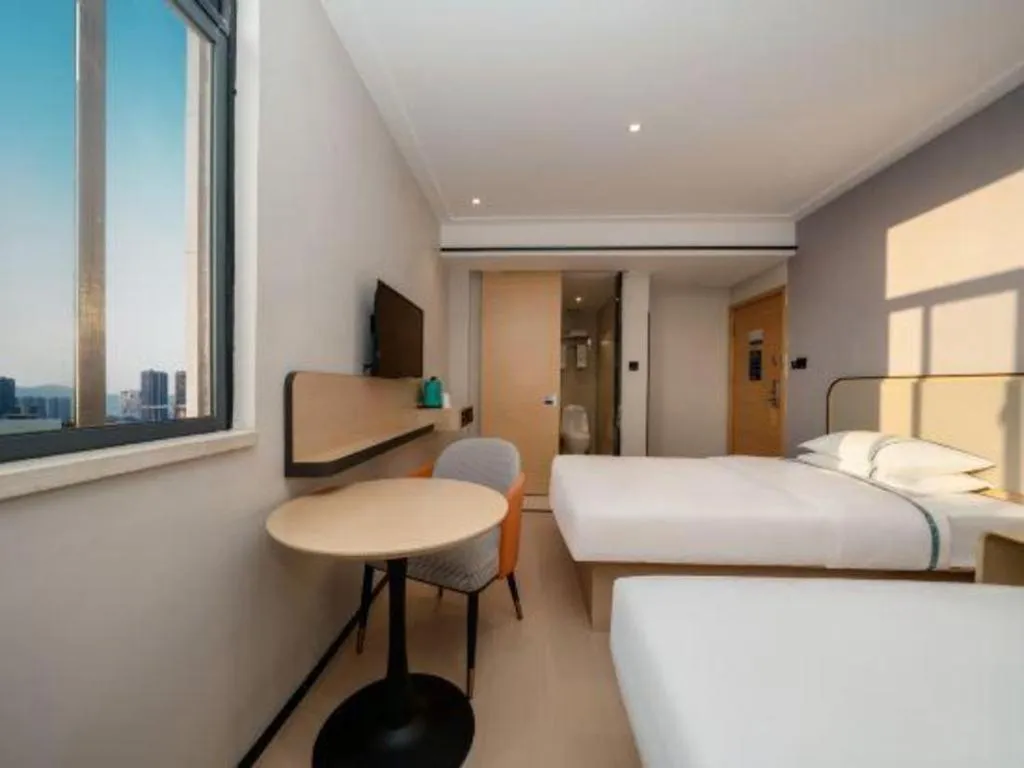 Bed in City Comfort Inn Guilin North High Speed Railway Station Square